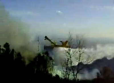 Canadair mentre lancia l'acqua sulle fiamme