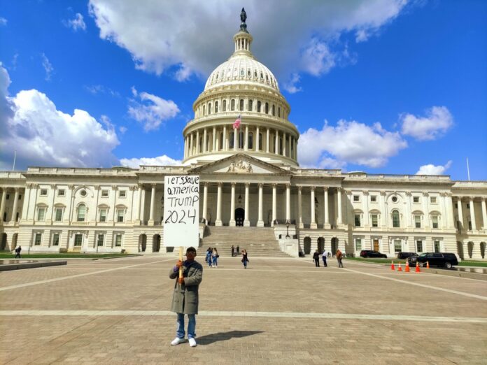 Manifestante davanti Capitol Hill - Foto di Stefano Scibilia