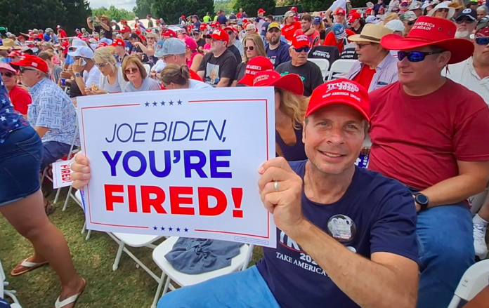 Sostenitore di Trump durante il comizio in Virginia - Foto di Stefano Scibilia