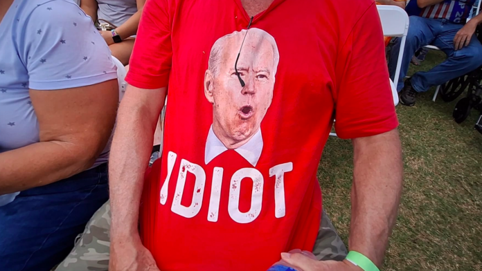 Maglia di un sostenitore di Trump durante il comizio in Virginia - Foto di Stefano Scibilia