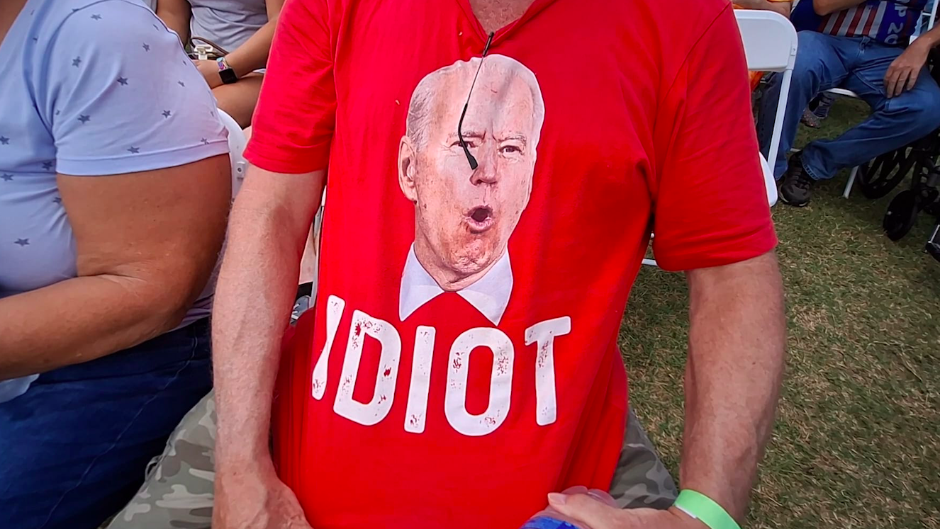 Maglia di un sostenitore di Trump durante il comizio in Virginia - Foto di Stefano Scibilia