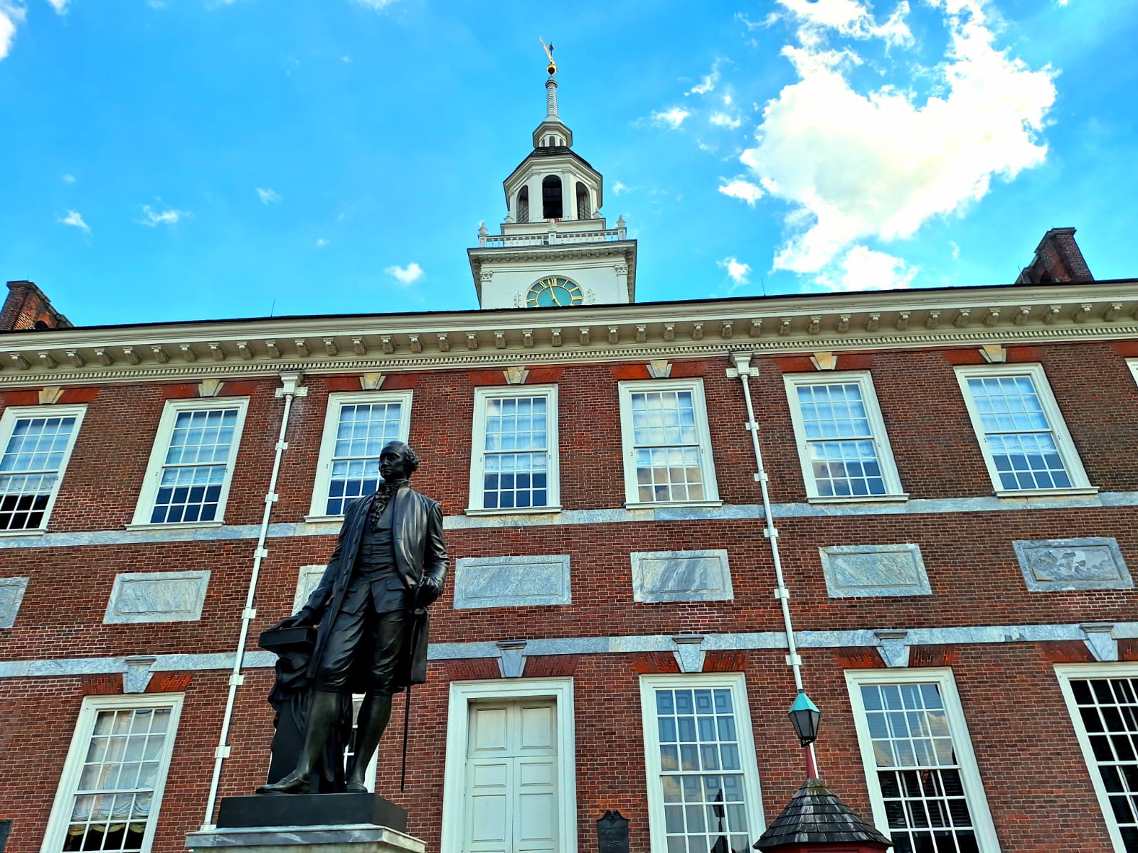 Statua di George Washington davanti a Indipendence Hall - Foto di Stefano Scibilia