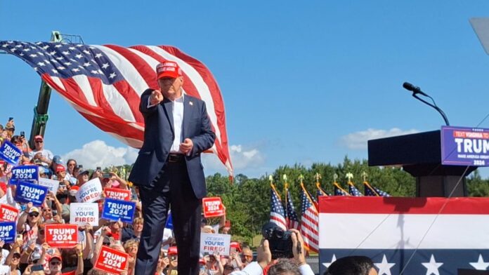 L'ex presidente Donald Trump durante il comizio in Virginia - Foto di Stefano Scibilia