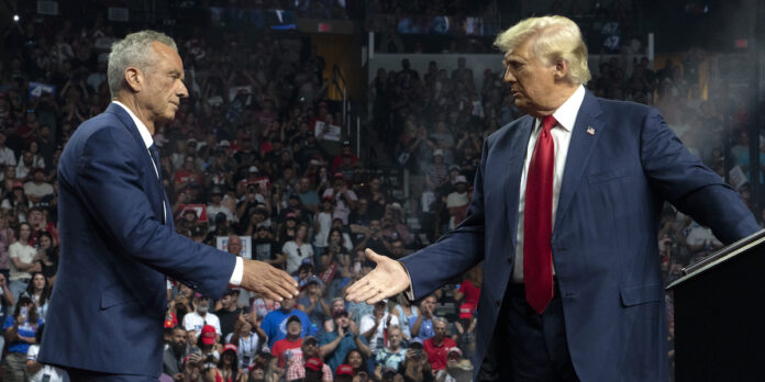 La stretta di mano tra il candidato repubblicano Donald Trump e Robert F. Kennedy sul palco di Glendale, Arizona