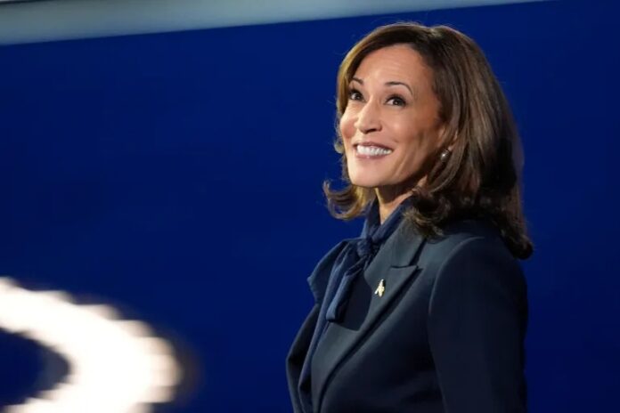 Kamala Harris sul palco della convention democratica di Chicago