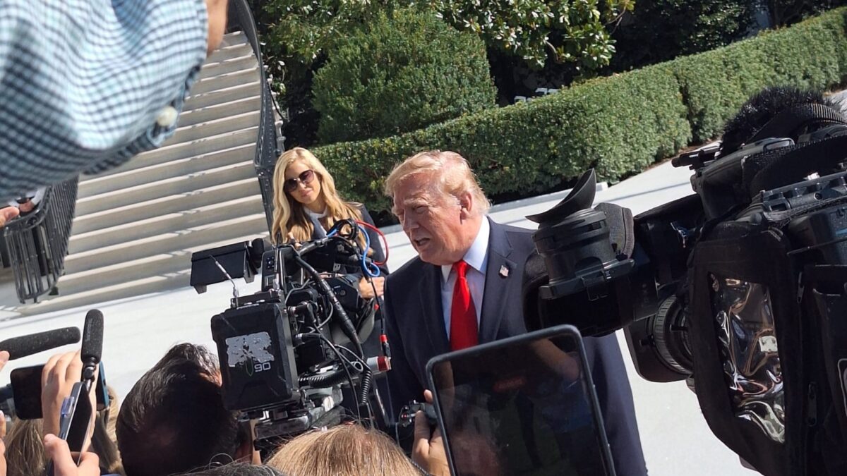 Trump parla con i giornalisti alla Casa Bianca prima di salire sul Marine One accompagnato dalla nuova portavoce Katie Zacharia - Foto di Stefano Scibilia