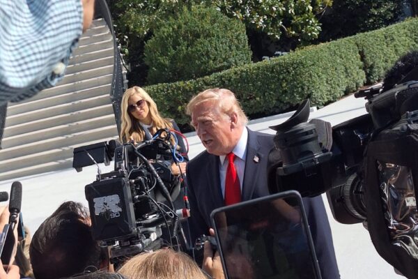 Trump parla con i giornalisti alla Casa Bianca prima di salire sul Marine One accompagnato dalla nuova portavoce Katie Zacharia - Foto di Stefano Scibilia