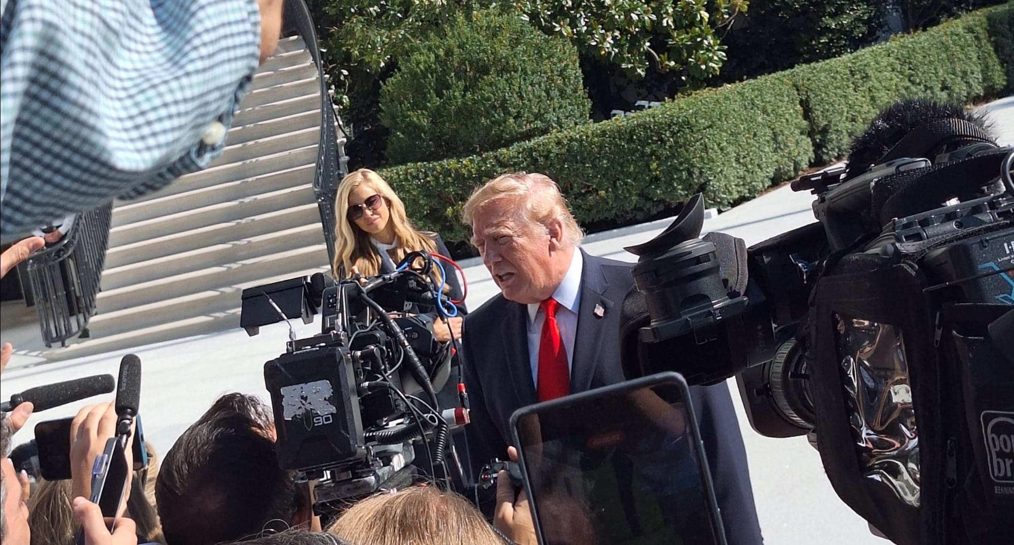 Trump parla con i giornalisti alla Casa Bianca prima di salire sul Marine One accompagnato dalla nuova portavoce Katie Zacharia - Foto di Stefano Scibilia