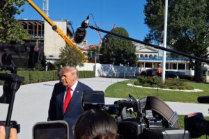 Trump parla con i giornalisti nel Prato Sud della Casa Bianca - Foto di Stefano Scibilia