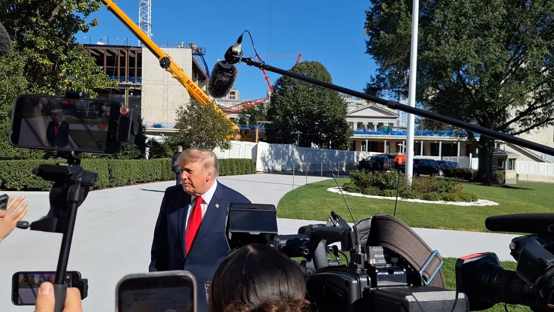 Trump parla con i giornalisti nel Prato Sud della Casa Bianca - Foto di Stefano Scibilia